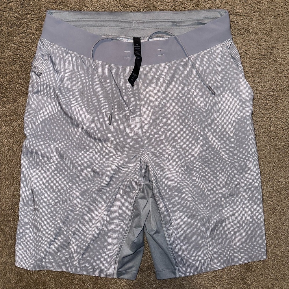 Lululemon workout shorts great condition Size L, inseam 9